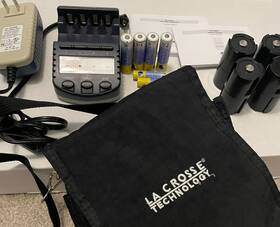 La Crosse Technology Bc-9009u Battery Charger With Adapters Batteries And Case